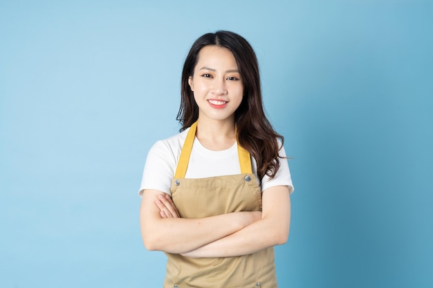 Portrait de serveuse asiatique, isolé sur fond bleu