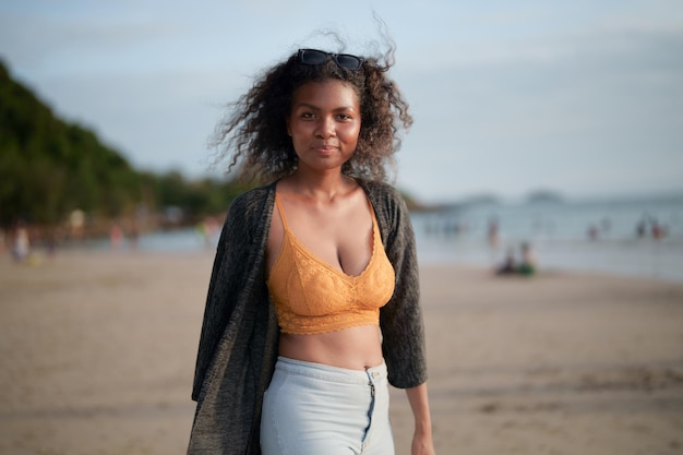 Portrait sexy femme africaine asiatique debout et se détendre à la plage L'heure d'été à la mer et à la plage