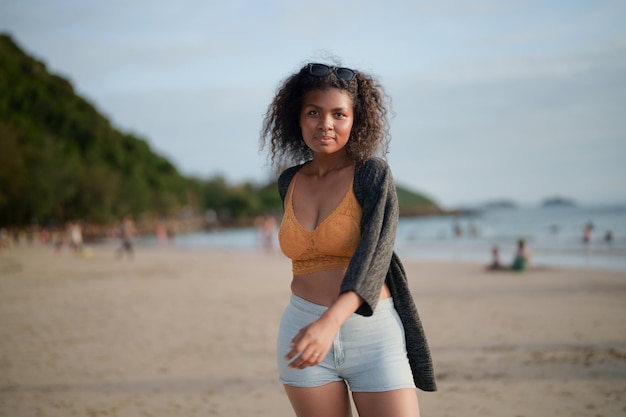 Portrait sexy femme africaine asiatique debout et se détendre à la plage L'heure d'été à la mer et à la plage