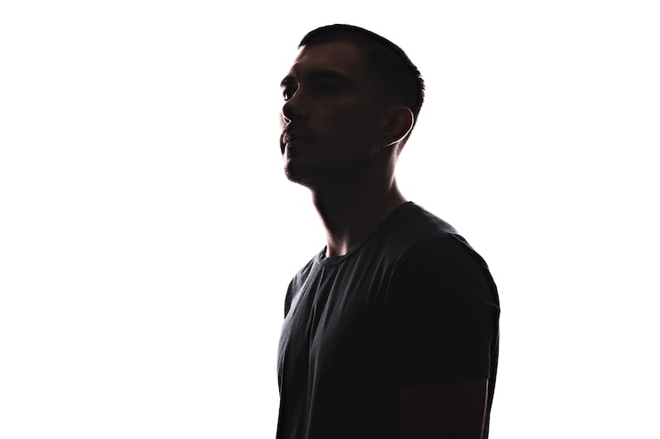 Photo portrait de silhouette de jeune homme européen de profil isolé