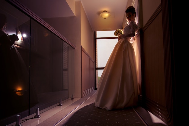 Portrait de silhouette de jeune mariée en robe de mariée