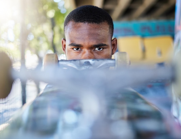 Portrait skateboard et homme noir dans la rue de la ville ou à l'extérieur prêt pour la pratique du patinage Exercice sportif de skateboard et jeune homme sérieux se préparant à l'entraînement ou à l'entraînement physique en ville