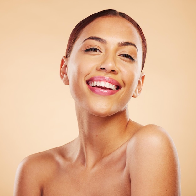 Portrait de soins de la peau et de femme avec des cosmétiques de beauté et de bonheur sur un fond de studio marron Visage de femme et modèle avec maquillage esthétique et bien-être avec soins de santé et brillance