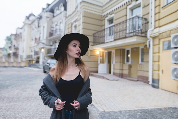 Portrait de soirée d'une femme élégante contre de la belle architecture de la vieille ville.