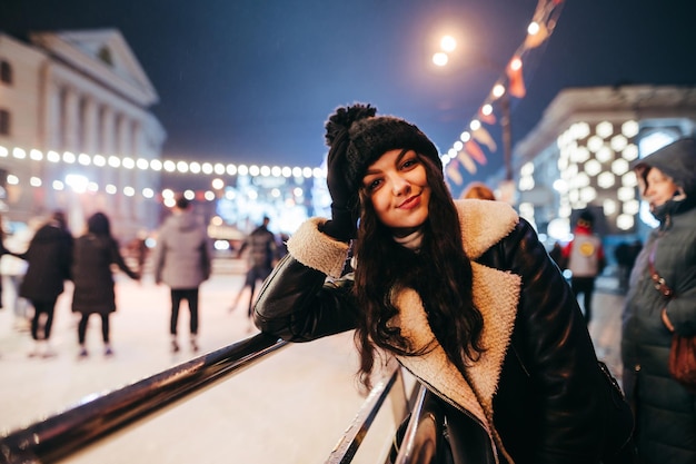 Photo portrait de soirée d'une fille dans une rue de noël