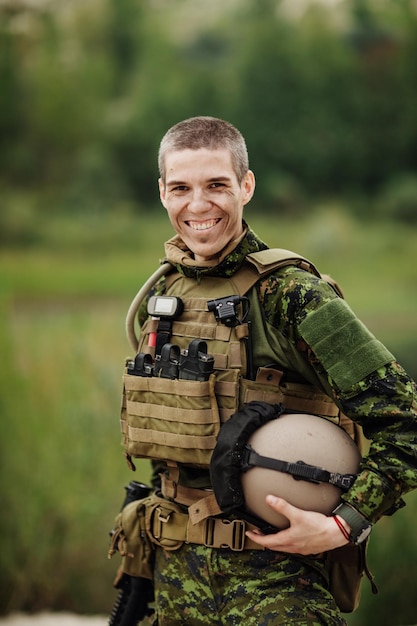 Portrait d'un soldat américain des forces spéciales américaines souriant