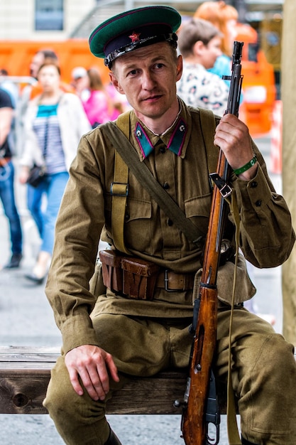 Photo portrait d'un soldat assis à l'extérieur