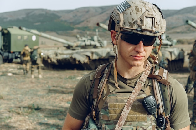 Portrait de soldat debout sur un polygone pendant l'entraînement militaire