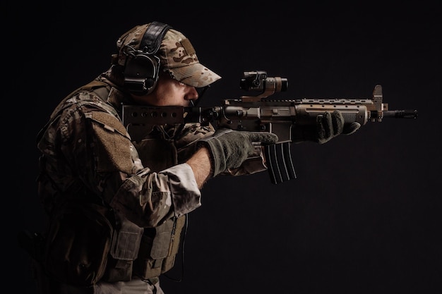 Portrait d'un soldat ou d'un entrepreneur militaire privé tenant un fusil de sniper technologie d'arme de l'armée de guerre et concept de personnes Image sur fond noir