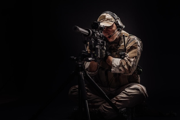 Portrait d'un soldat ou d'un entrepreneur militaire privé tenant un fusil de sniper
