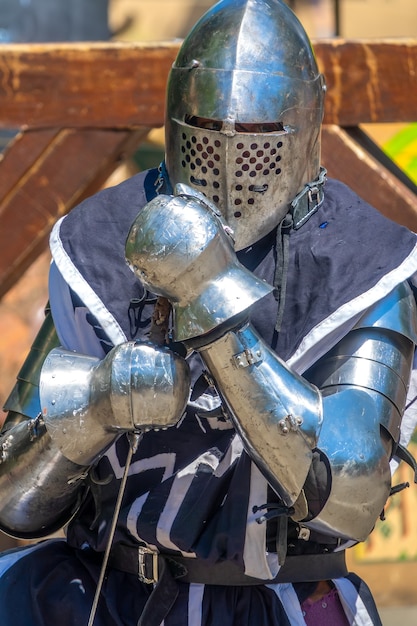 Portrait d'un soldat médiéval avec une épée en armure de fer