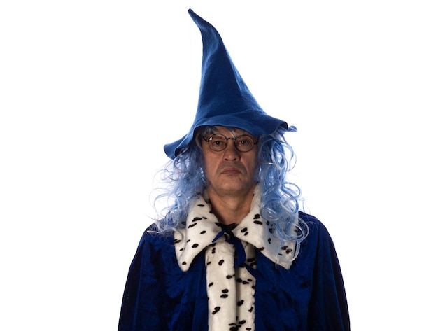 Photo portrait d'un sorcier dans un manteau bleu