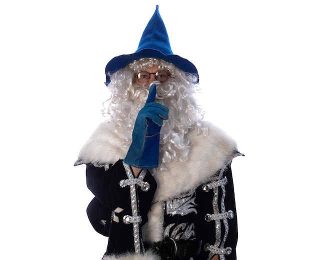 Photo portrait d'un sorcier dans un manteau bleu