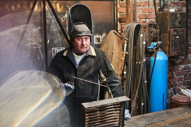 Portrait de soudeur en milieu de travail