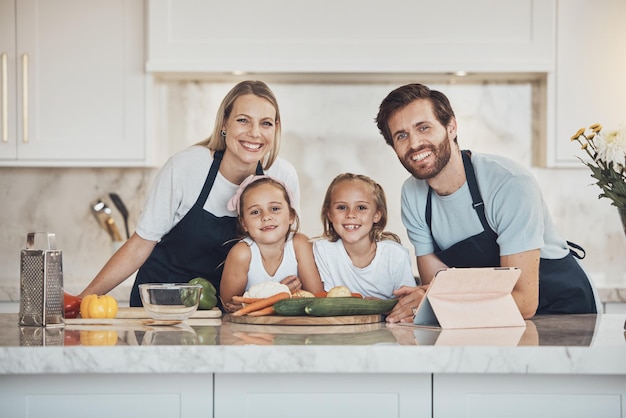 Portrait souriant et cuisine en famille ensemble dans la cuisine pour se lier et préparer le dîner déjeuner ou dîner Amour heureux et filles enfants avec des légumes ou des ingrédients avec les parents pour le repas à la maison