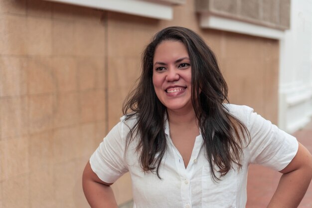 Portrait souriant de femme hispanique élégante