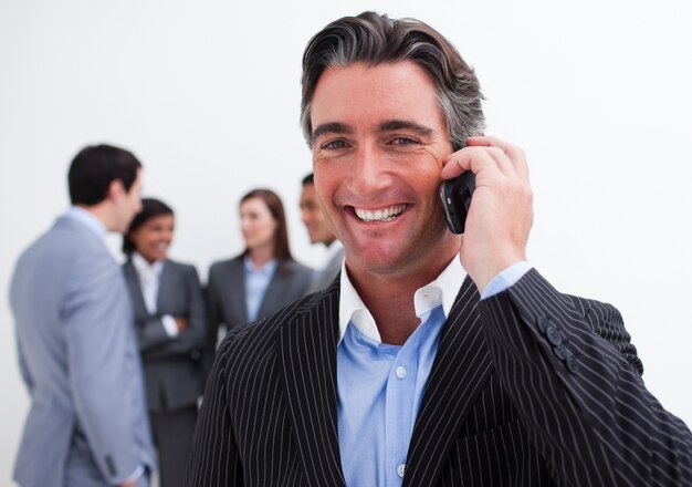 Portrait de souriant homme d&#39;affaires sur le téléphone