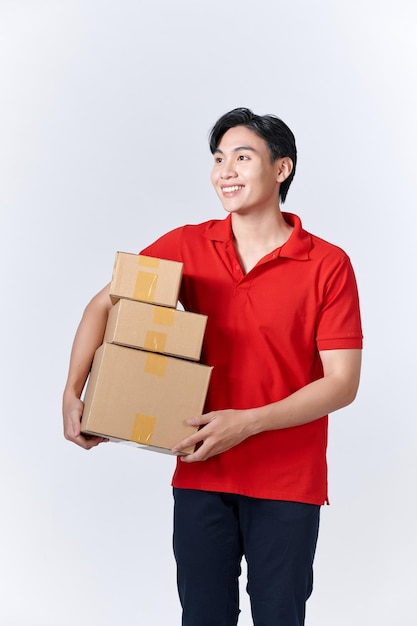 Portrait souriant homme asiatique tenant des boîtes aux lettres debout sur fond isolé avec espace de copie