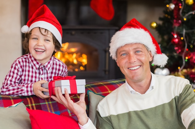 Portrait de souriant père et fils à Noël