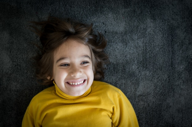 Portrait souriant petit garçon mignon