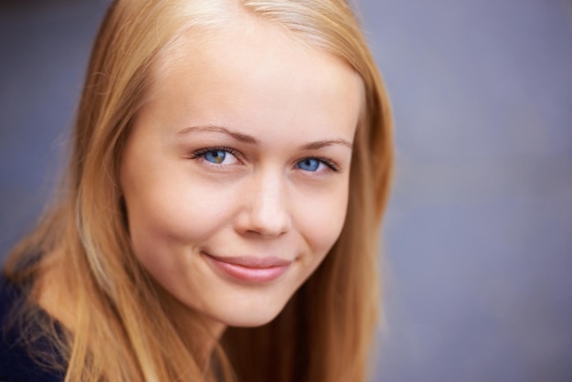 Portrait souriant et visage de fille heureuse d'Irlande avec un sentiment d'adolescence relaxant et calme Jeune adolescent seul avec un éclat de peau de jeunesse et une beauté naturelle souriant avec des cheveux blonds en bonne santé et isolé