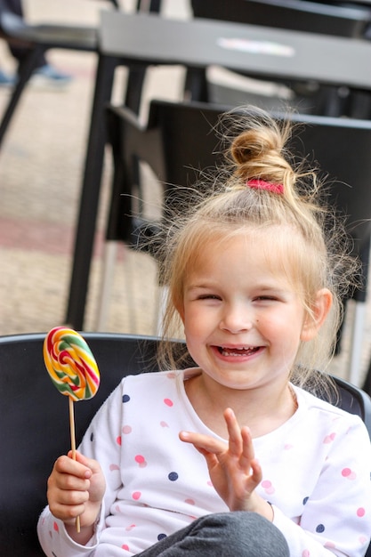 Portrait souriante petite fille avec des bonbons