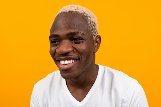 Portrait, de, a, sourire, beau, noir, blond, homme africain, gros plan, sur, orange