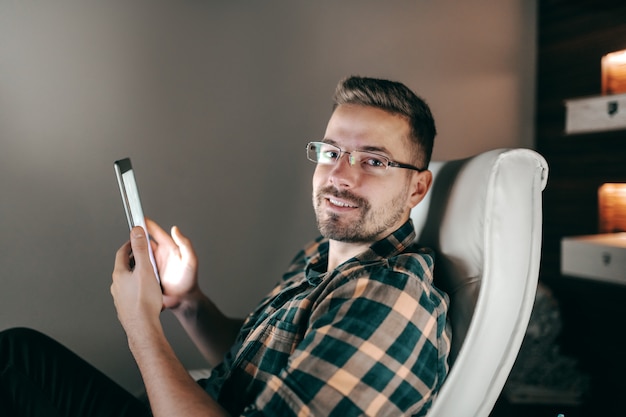 Portrait, de, sourire, beau, non rasé, employé, utilisation, tablette, quoique, séance bureau, tard dans la nuit