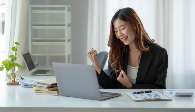 Portrait de sourire belle entreprise asiatique femme costume travail bureau ordinateur de bureau Petite entreprise PME employé indépendant en ligne démarrage marketing concepteur télémarket succès bannerxA