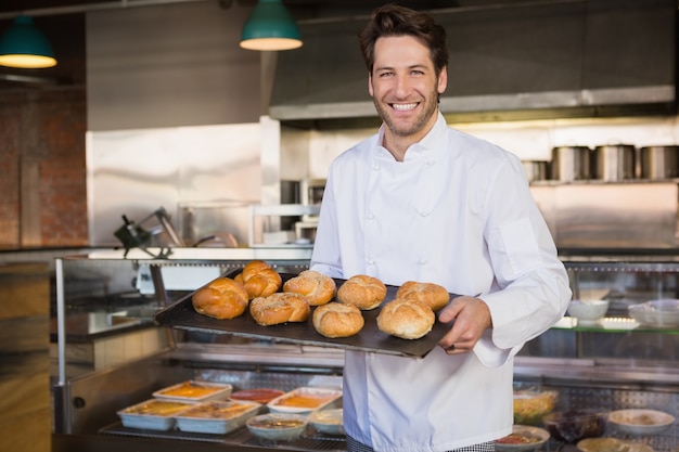 Portrait, de, sourire, boulanger, tenue, plateau, à, pain