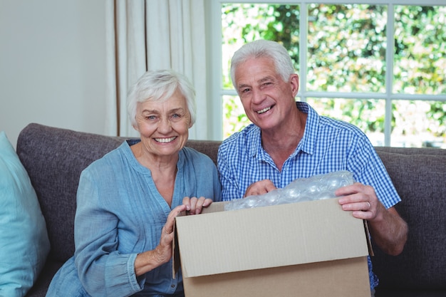 Portrait, sourire, couple, carton