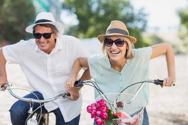 Portrait, sourire, couple, débarrasser, vélo