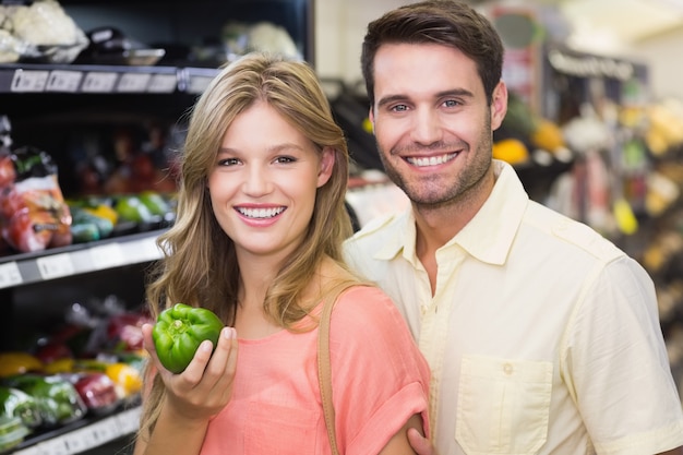 Portrait de sourire couple lumineux, achat de produits alimentaires