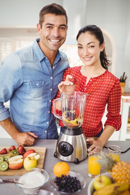 Portrait, de, sourire, couple, préparer, jus de fruit