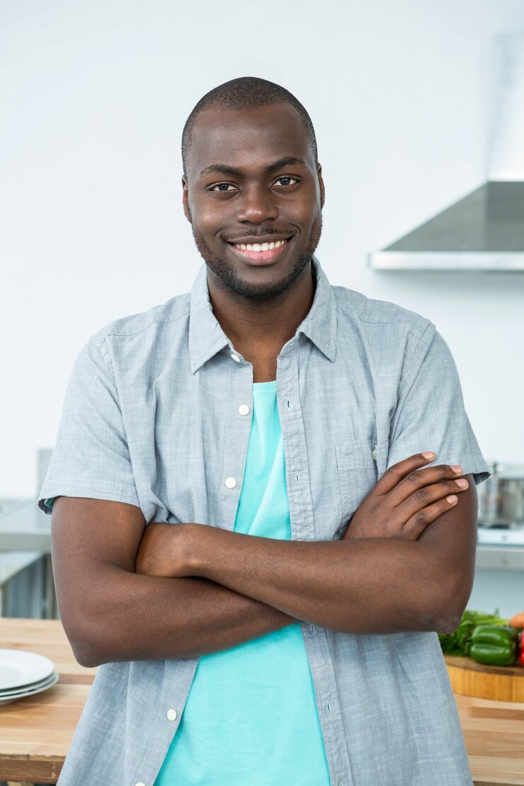 Portrait, sourire, debout, bras croisés, cuisine, maison