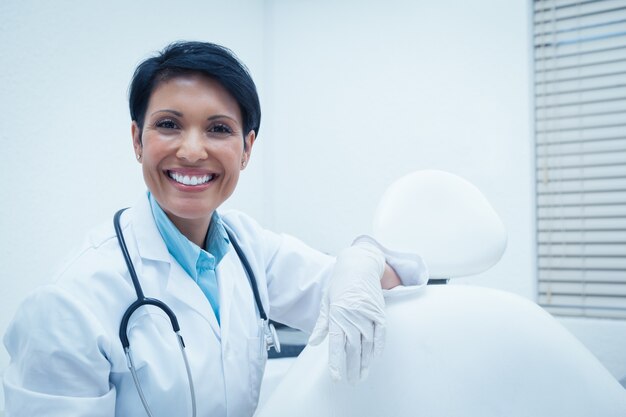 Portrait de sourire dentiste femme