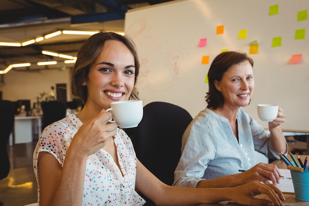 Portrait, de, sourire, dirigeants affaires, avoir, tasse café