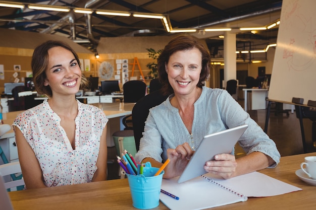 Portrait, de, sourire, dirigeants affaires, tenue, tablette numérique