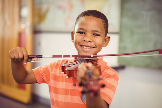 Portrait, de, sourire, écolier, jouer, violon, dans, classe