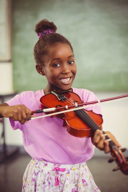 Portrait, de, sourire, écolière, jouer, violon, dans, classe