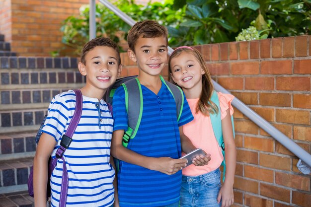 Portrait, de, sourire, écoliers, debout, sur, escalier école