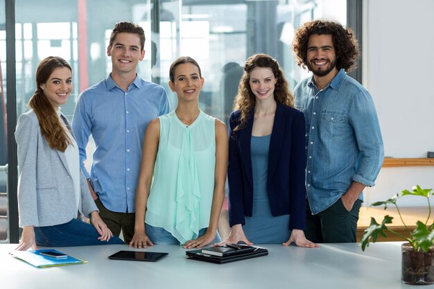 Portrait, de, sourire, équipe affaires, debout, ensemble, dans, réunion