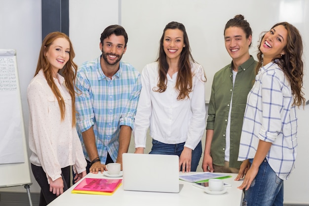 Portrait, de, sourire, exécutif, dans, salle conférence, pendant, réunion