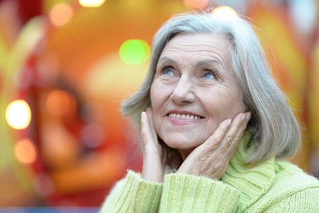 portrait, de, sourire, femme aînée, dans, automne, parc