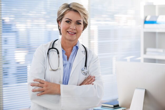 Portrait, Sourire, femme, docteur, debout, bras, traversé