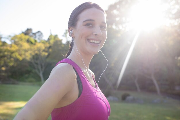 Portrait, de, sourire, femme, jogger, écouter musique