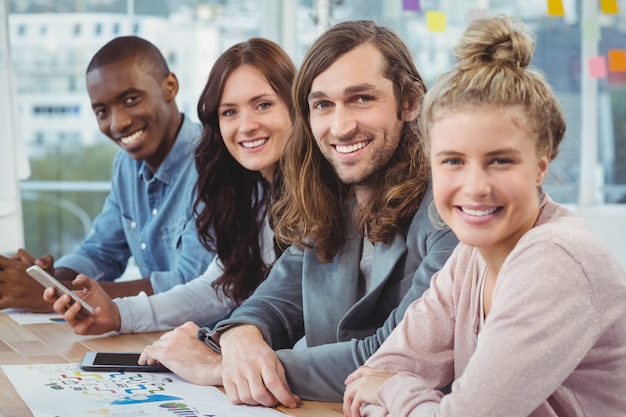 Portrait de sourire des gens d&#39;affaires assis au bureau