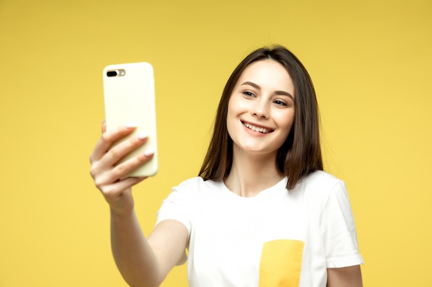 portrait, Sourire, girl, Prendre, selfie, téléphone