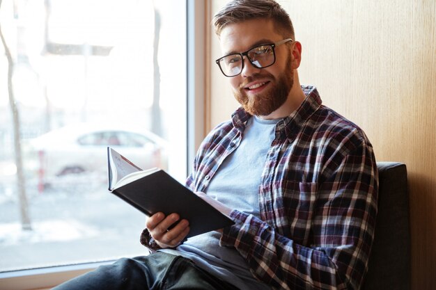 Photo portrait, de, a, sourire, heureux, mâle, étudiant, tenue, livre