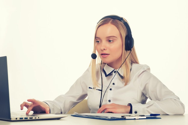 Portrait de sourire heureux opérateur de téléphonie de support client féminin sur le lieu de travail.